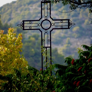 Une croix en fer dans la montagne boisée - France  - collection de photos clin d'oeil, catégorie clindoeil